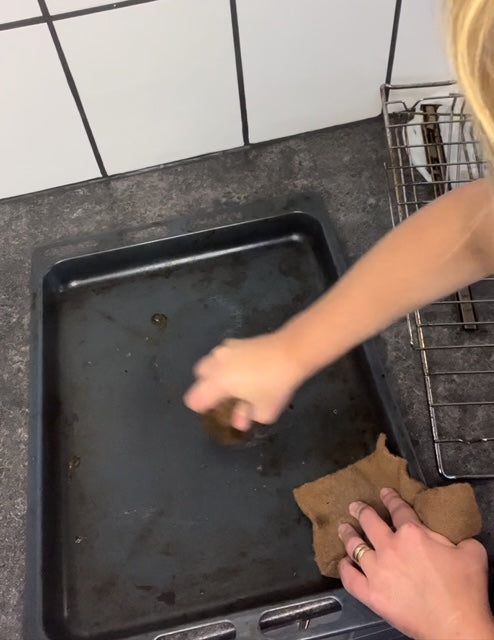 How to Clean Oven Trays: Easy Tips for a Sparkling Finish