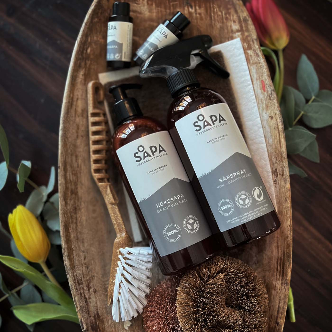 Naturliga rengöringsprodukter från Västerbottenssåpa för användning i köket, inkluderar köksåpa, såpspray och rengöringsborstar.