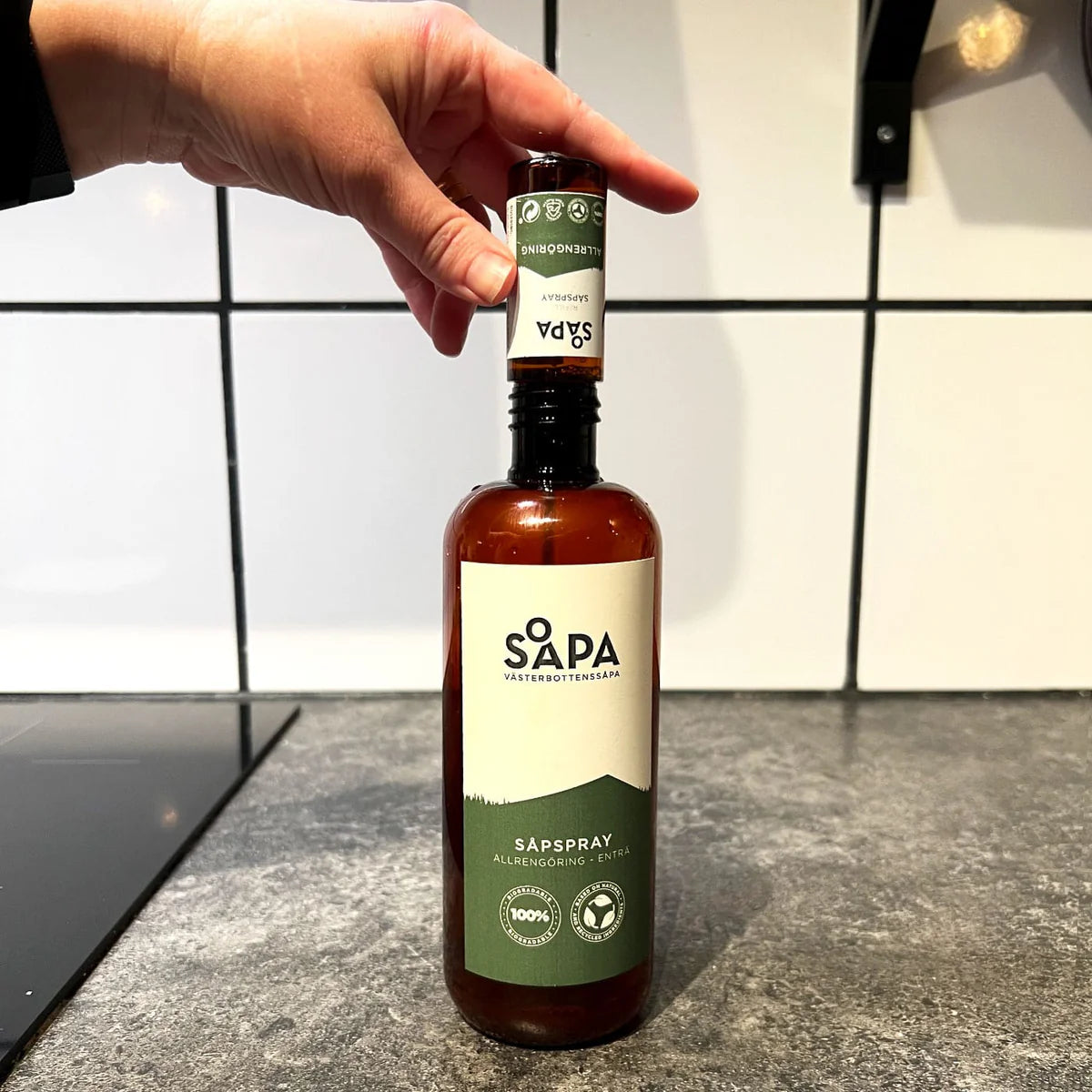 Naturlig såpspray, doft av enträ, och en refill flaska.
