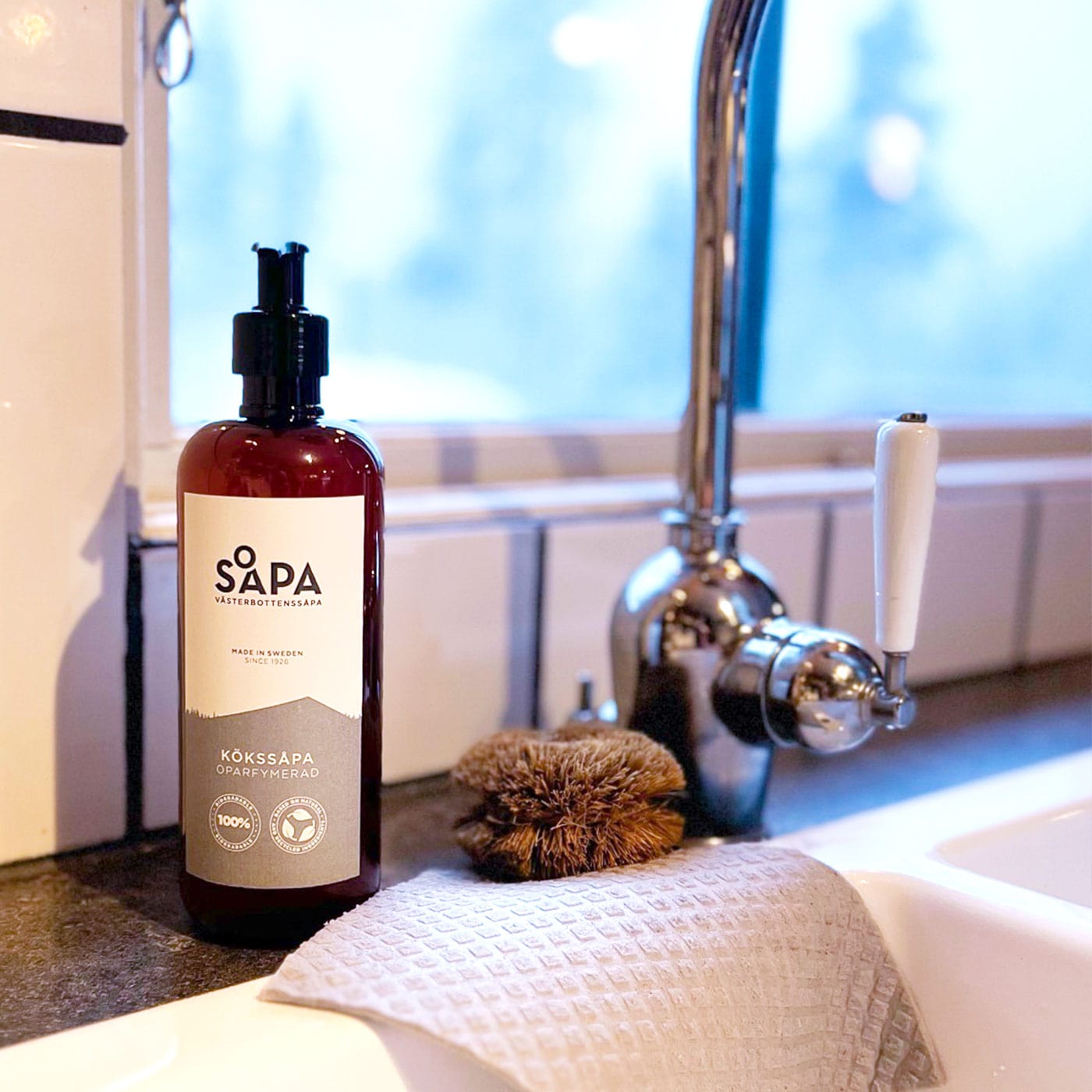 Såpa rengör enkelt fett och smuts på köksytor; skonsam mot både hud och miljö.