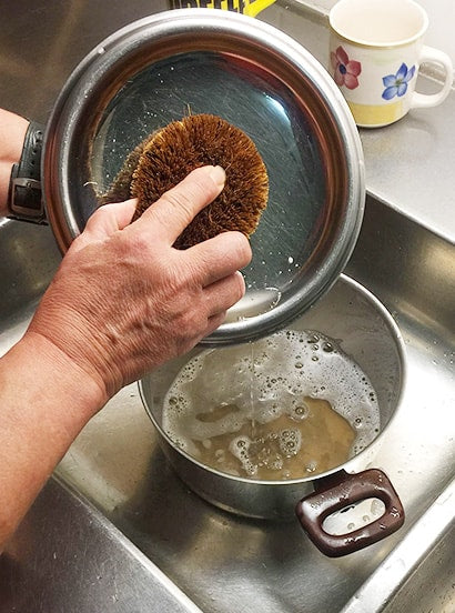 Effektiv rengöring med kokosborste – de styva kokosfibrerna skrubbar bort ingrodd smuts utan att repa.