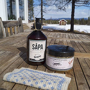 Rengör utemöblerna med såpa