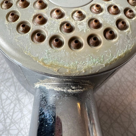 Hur får man bort kalk från t ex duschväggen, kranen eller duschhandtaget?