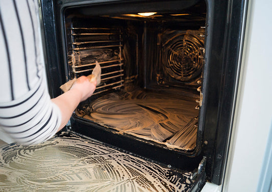 Så här rengör du ugnen med såpa, fyra enkla steg