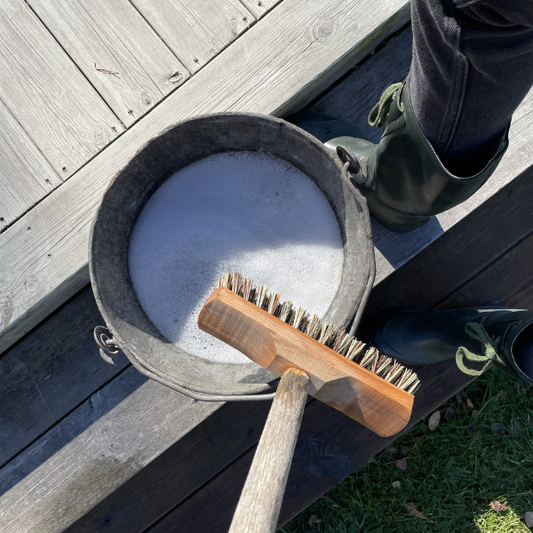 Överfettad såpa eller grönsåpa – vad passar bäst för altanen?