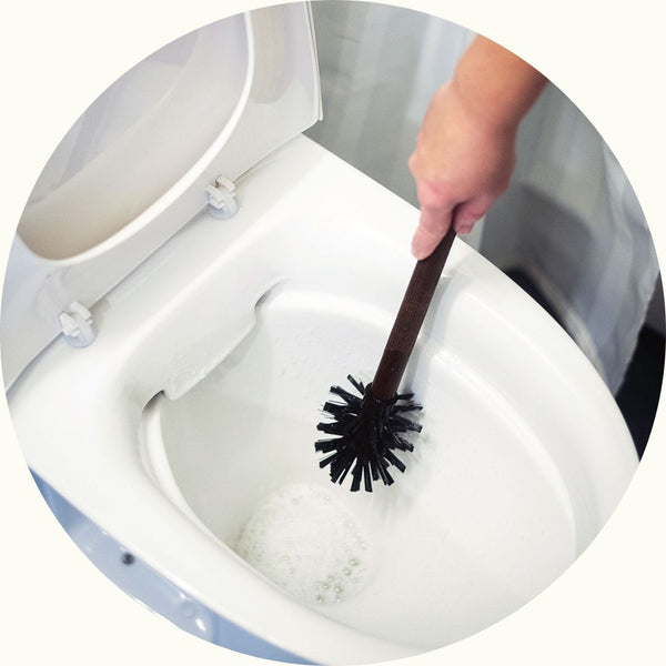 <p>Använd den koncentrerade såpan i flaskan som WC-rent, ta på såpan i wc skålen, skrubba med toalettborsten och låt verka en stund. Skrubba lite till och spola och toaletten är ren. För hårt smutsad wc, låt såpan verka över natten.</p>