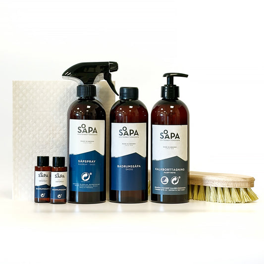 Badrumspaket från Västerbottenssåpa med såpspray, badrumssåpa med doft av skog, två refiller, kalkborttagning, skurborste och vit städduk.