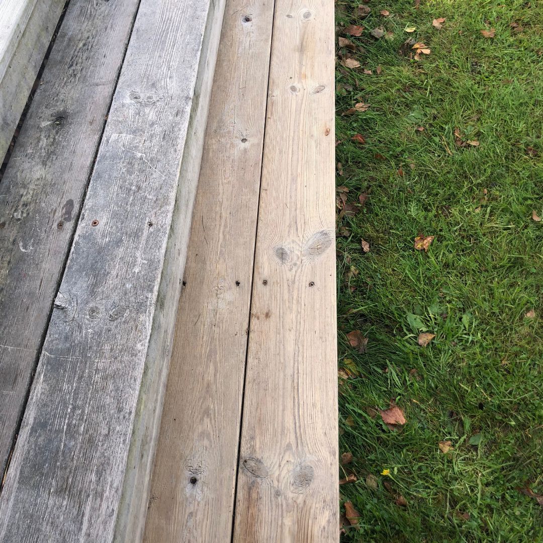 Före- och efterbild av såpskurad trätrall - från vädergrå till en vacker, naturligt brun ton. Såpan lyfter fram träets ursprungliga lyster och fräschar upp ytan.