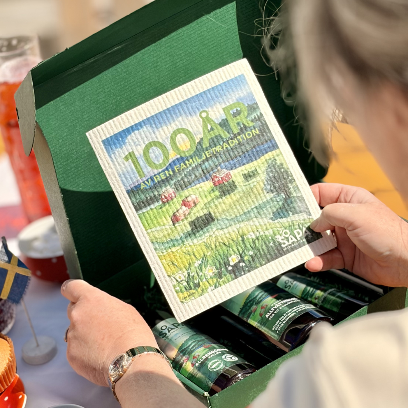 Mystery Box – 100-årsjubileum, fylld med favoriter och en helt ny exklusiv doft
