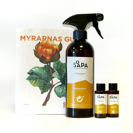 Såpspray med hjortrondoft från Västerbottenssåpa, två refiller och en disktrasa med hjortronmotiv.