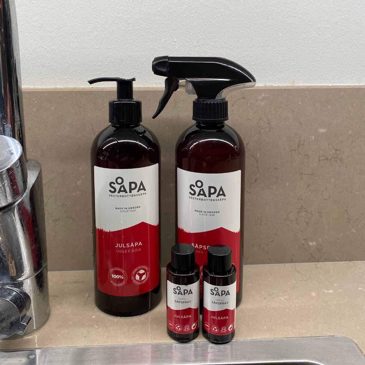 Två refillflaskor och en spray- och pumpflaska – enkel påfyllning för minskad plastanvändning.