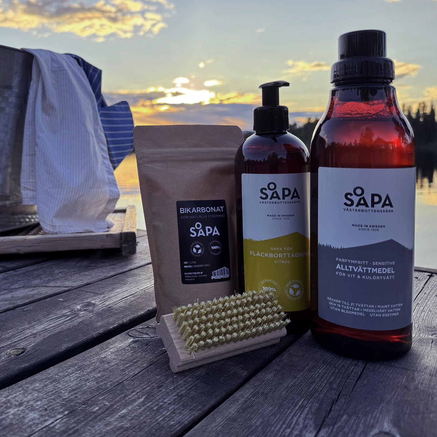 En bild som visar Västerbottenssåpa tvättpaket - Alltvättmedel 750ml - parfymfri, fläckborttagning med doft av citrus, tvättborste och bikarbonat. Helt utan blekmedel och enzymer – skyddar både dina kläder och huden.
