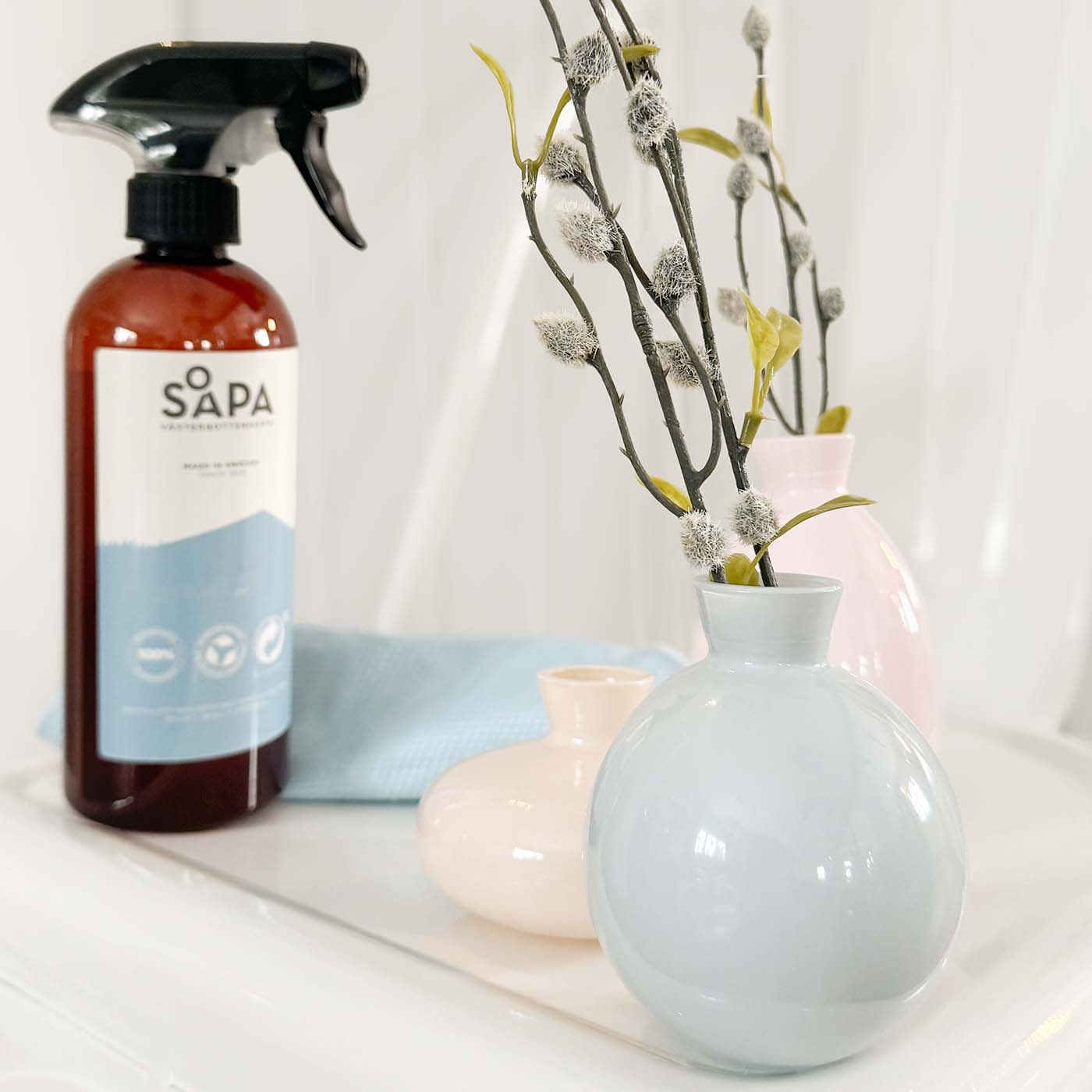 Fönsterputs ger rena och glänsande fönster utan starka kemikalier. Skonsam mot både ytor och miljön, med en fräsch och naturlig doft.