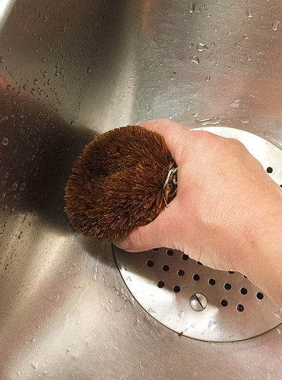 Kokosdiskborste tillverkad av naturliga kokosfibrer, biologiskt nedbrytbar och ett bättre val för miljön.